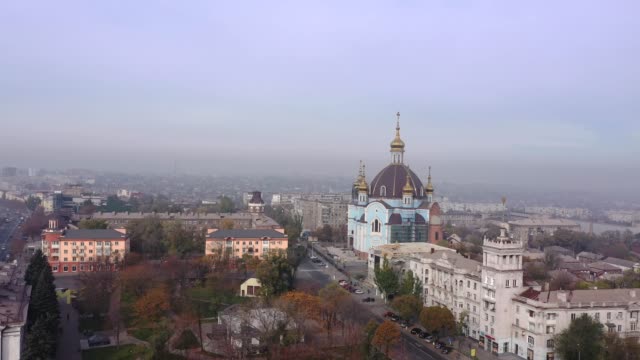 Iglesia-ortodoxa-en-el-centro-de-la-ciudad.-En-el-horizonte,-el-smog-y-la-niebla.-Mariupol