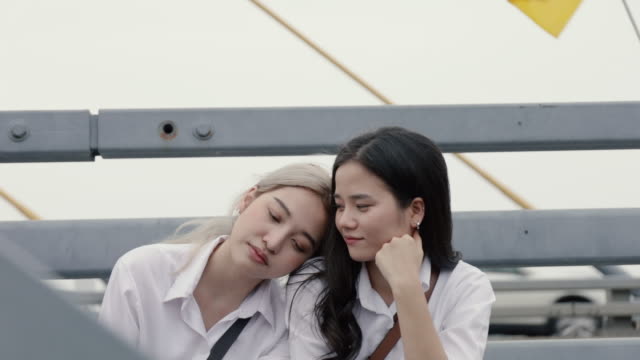 Dos-chicas-parejas-lesbianas-asiáticas-disfrutando-de-viajar-en-Tailandia.-Hermosas-mujeres-jóvenes-divirtiéndose-en-el-tiempo-de-vacaciones.-Concepto-LGBT.