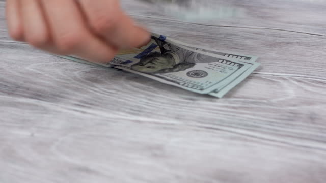 Mujeres-contando-billetes-de-dólar