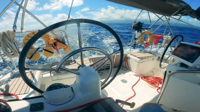 Eine-Yacht-segelt-mit-dem-Autopiloten-durchs-Meer