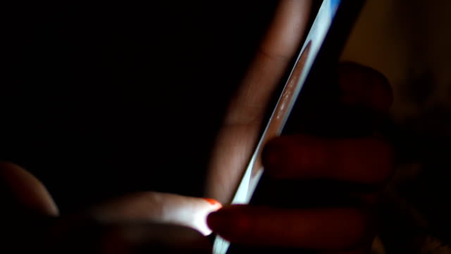 Scrollen-durch-Bilder-auf-Tablet-Bildschirm-in-dunkelheit