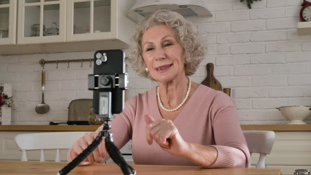 Bonita-mujer-bloguera-jubilada-cuenta-la-historia-contra-el-teléfono-inteligente