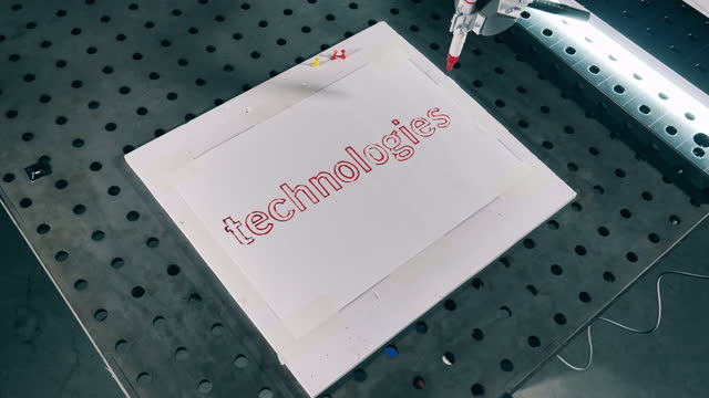 Roboter-Mechanismus-schreibt-auf-Papier-mit-einem-Sharpie
