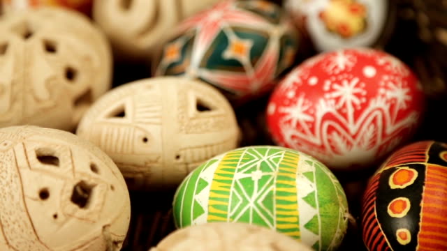 Huevos-de-Pascua-ondulantes-alrededor-de-texto-Felices-Pascuas