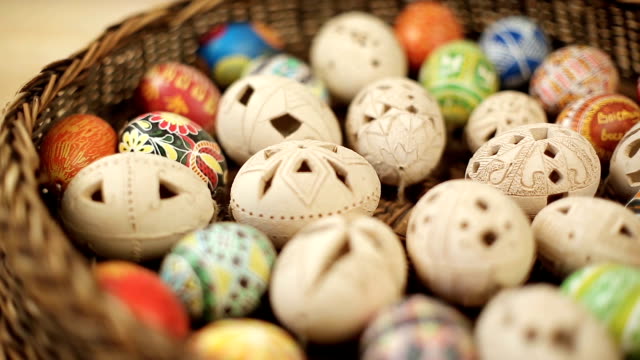 Huevos-de-Pascua-ondulantes-alrededor-de-texto-Felices-Pascuas