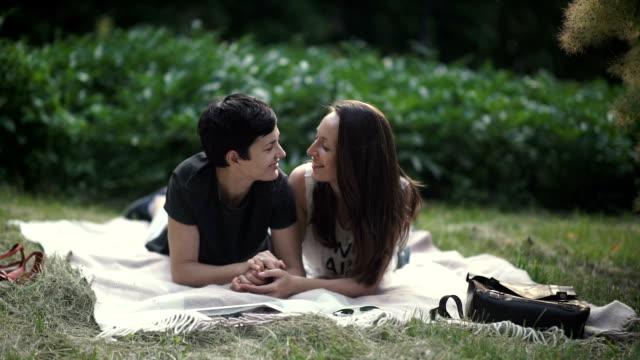 Lesbianas-lindas-tendido-la-hierba-en-el-parque-y-relajarse
