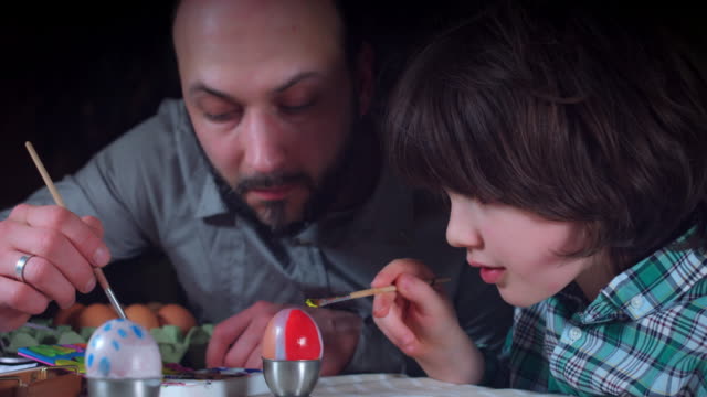 4K-Family-Shot-Of-Child-With-Dad-Painting-Easter-Eggs