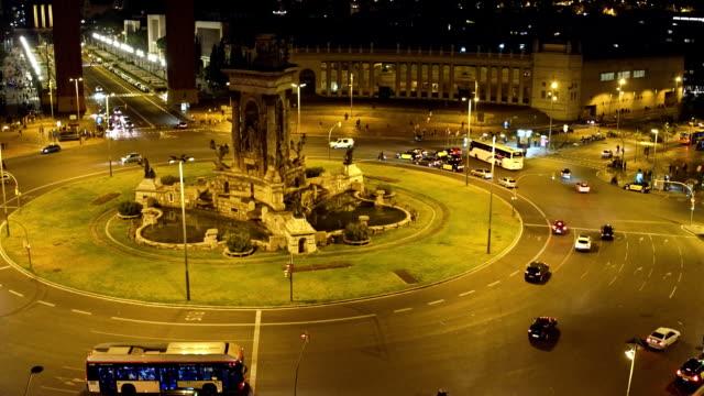 Plaza-de-Espana-in-Barcelona-bei-Nacht.-Kreisverkehr-Stadtverkehr.-FullHD-Clip
