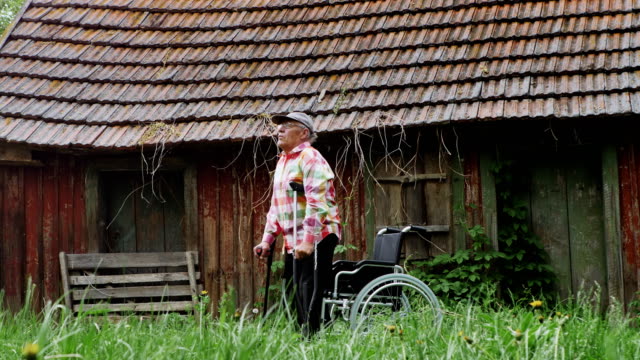 Anciano-con-discapacidad-con-muletas