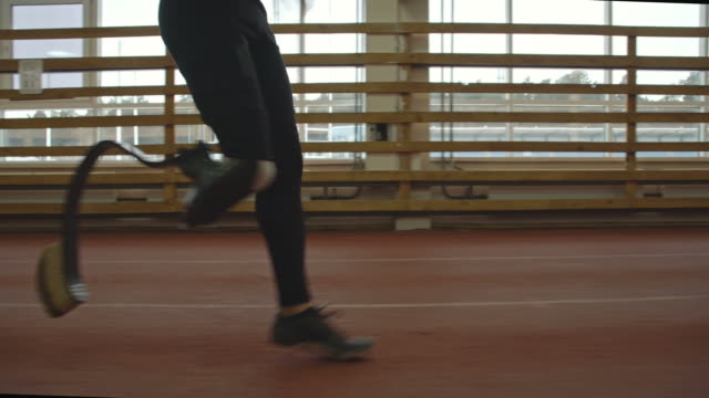 Athlet-mit-Beinprothese-Training
