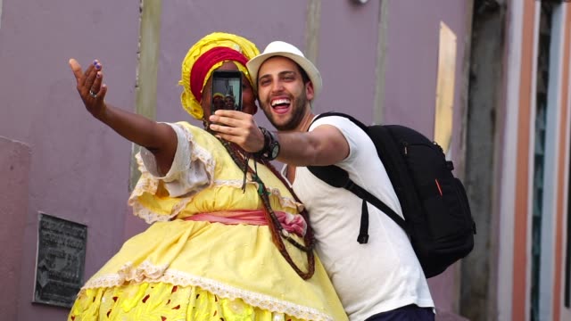 Tomando-un-Selfie-mujer-brasileña---"Baiana"-en-el-Pelourinho,-Bahia
