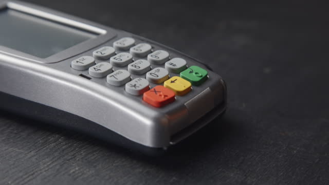 Drücken-die-Taste-und-streichen-Sie-Kreditkartenzahlung-auf-pos-terminal-Person