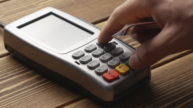 Persona-empujando-el-pago-con-tarjeta-de-crédito-botón-y-deslizar-en-posición-terminal