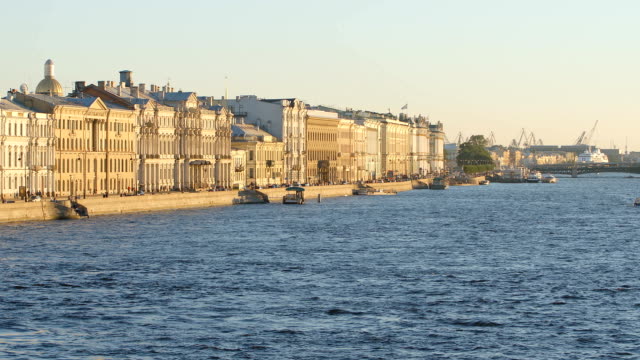 Historische-Gebäude-auf-dem-Palast-Damm-und-die-Newa---St-Petersburg,-Russland
