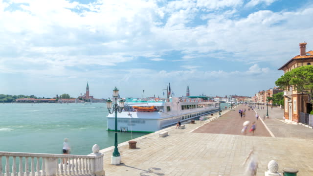 Blick-auf-die-Promenade-Riva-Degli-Schiavoni-Timelapse-mit-Touristen-in-San-Marco-Venedig-in-Italien