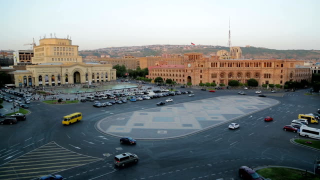 Aktive-Verkehr-am-Platz-der-Republik,-Geschichtsmuseum-in-Yerevan-Stadt,-Zeitraffer