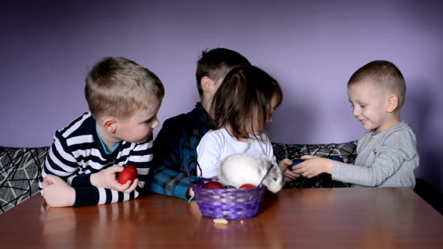 Los-niños-juegan-con-huevos-de-Pascua