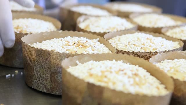 Pastry-Chef-Hände-Beregnung-Puderzucker-auf-Teig-für-Ostern-süß-Brot-Kuchen