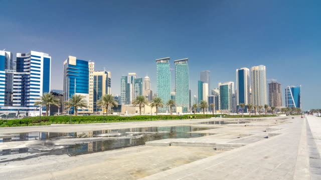 El-distrito-de-rascacielos-de-Doha-con-fuente-timelapse-hyperlapse