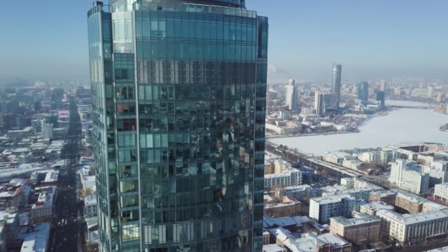 Vista-superior-de-un-rascacielos-y-la-ciudad-moderna-en-invierno.-Magnífico-rascacielos-en-el-sol