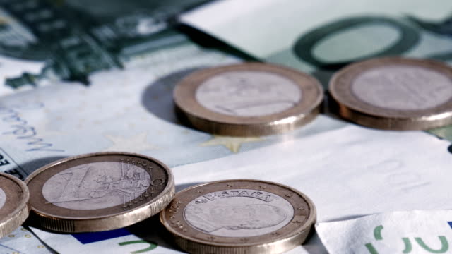 Euro-Münzen-fallen-auf-Euro-Banknoten