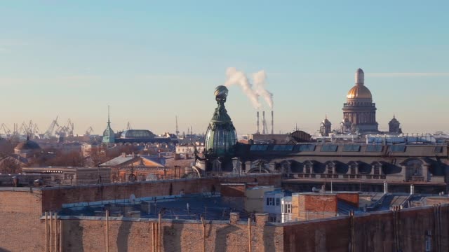 Panorama-auf-den-Dächern-in-St.-Petersburg