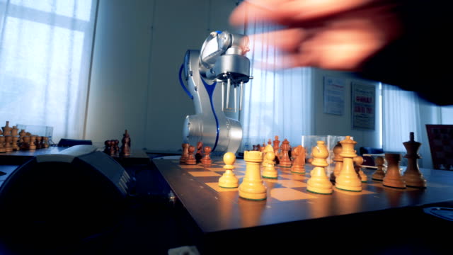 Robot-jugando-al-ajedrez.-Render-3D.