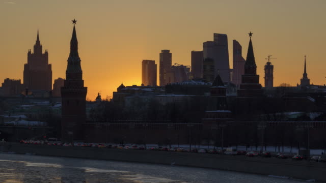 Día-a-noche-Timelapse-de-torres-de-Kremlin-de-Moscú-y-centro-de-negocios-de-la-ciudad-de-Moscú-al-atardecer-soleado.