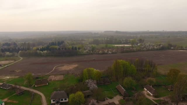 Luftaufnahme-der-ukrainischen-Dorf-4K