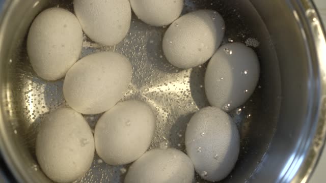 huevos-se-cocinan-en-un-recipiente-cerca-para-arriba,-la-vista-superior