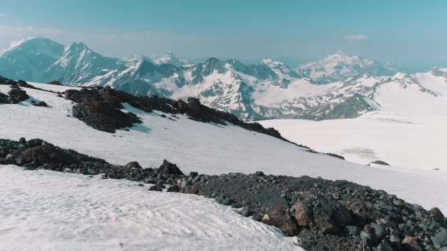 Luftaufnahme-der-erstaunliche-Natur-schneereichen-bergigen-Landschaft
