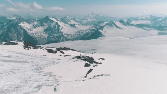 Vista-aérea-del-sorprendente-paisaje-de-nevados-picos-rocosos-de-naturaleza