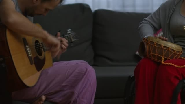 Mujer-con-discapacidad-irreconocible-tocando-música-con-pareja