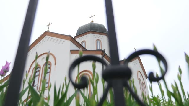 Bewegt-sich-die-Kamera-an-der-weißen-blauen-orthodoxe-Kirche