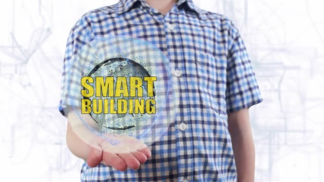Junger-Mann-zeigt-ein-Hologramm-des-Planeten-Erde-und-Text-Smart-building