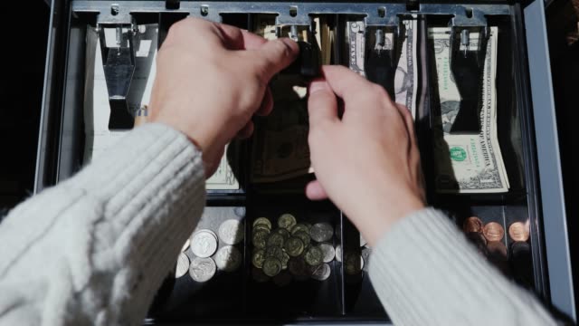 POV-Video:-die-Kasse-legt-das-Geld-in-der-Kasse-und-nimmt-die-Änderung.-Einzelhandel-für-Bargeld-US-Dollar