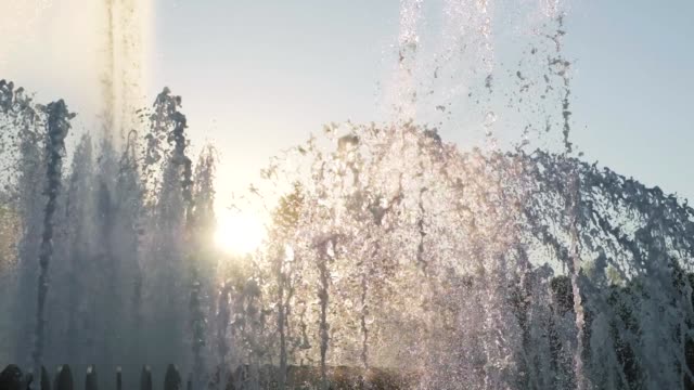 Springbrunnen-im-Park-bei-Sonnenuntergang.-Slow-motion