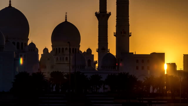 Sheikh-Zayed-Grand-Moschee-in-Abu-Dhabi-bei-Sonnenuntergang-Timelapse,-Vereinigte-Arabische-Emirate