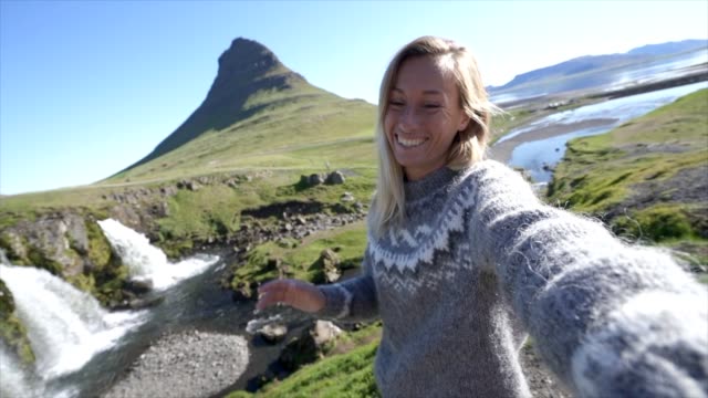 Selfie-retrato-de-mujer-de-turismo-en-Islandia-en-Kirkjufell-montaña-y-cascada