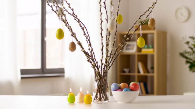 huevos-de-Pascua,-sauce-y-velas-ardiendo-en-el-hogar