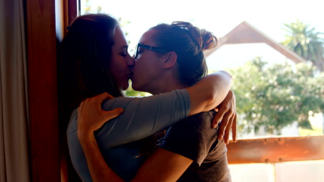 Lesbisches-Paar-küssen-einander-bei-home-4k
