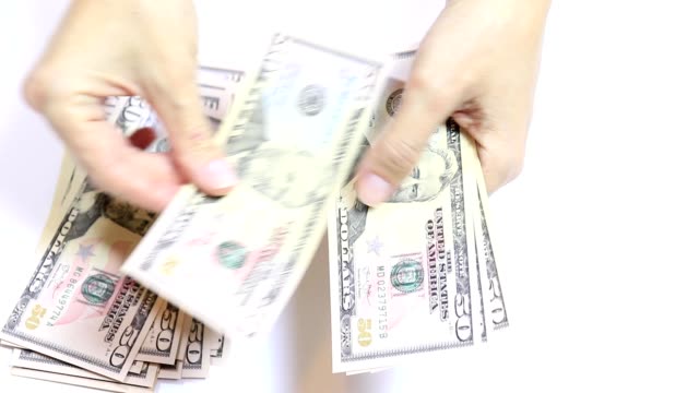 Slowmo-Video-von-weiblichen-Händen-Geldzählen-auf-weiß,-Bargeld-fünfzig-Dollar-Scheine-hautnah