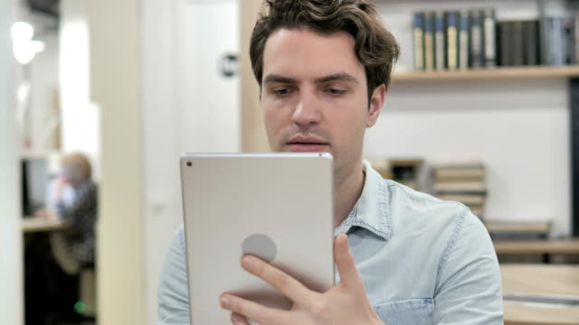 Mann-Browsing-und-Scrollen-auf-Tablet