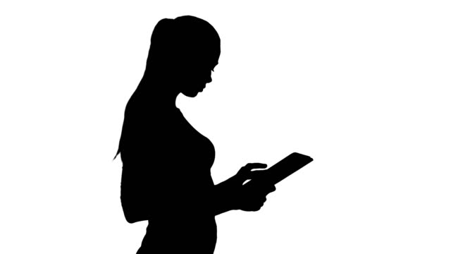 Silhouette-attraktive-Geschäftsfrau-mit-einem-digitalen-Tablet-während-des-Gehens