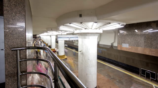 Un-tren-subterráneo-saliendo-de-la-estación-de-metro-de-Oleksievska-en-Oleksievska-línea-de-Kharkiv-metro-timelapse-hyperlapse