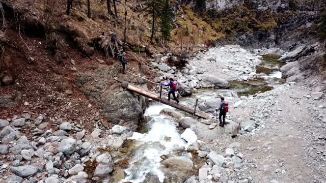 Zángano-de-seguimiento-par-de-excursionistas-en-la-ruta-de-montaña-ridge-en-Siberia-en-Rusia-caminata-bordeando-el-río-con-montañas-en-el-fondo
