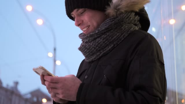 Mann-messaging-auf-dem-Handy-im-winter