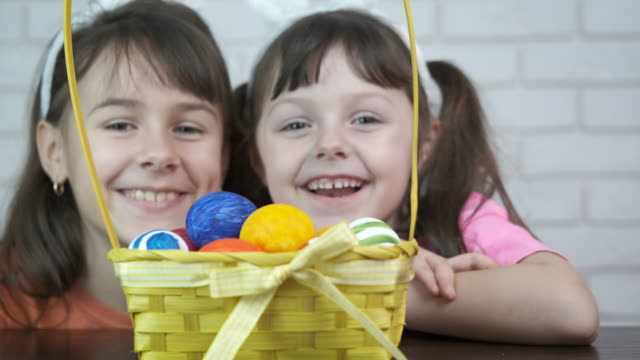 Niños-felices-con-huevos-de-Pascua