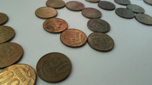 Das-Wort-"LIEBE",-aus-russischen-Münzen-gelegt.