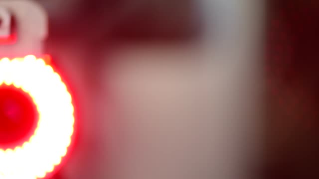 Brazo-robótico-moviendo-la-luz-LED-roja-al-centro.